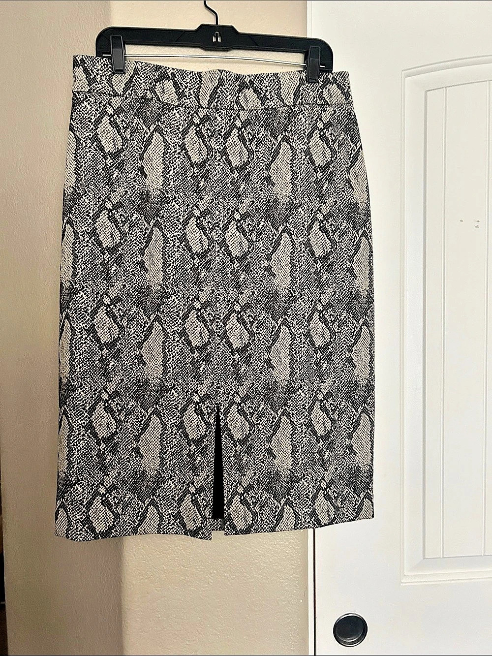 Ann Taylor Snake Print pencil Skirt Size 12 Like New and black top